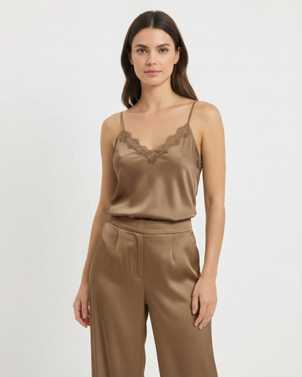 缎面蕾丝吊带背心，配有可调节肩带